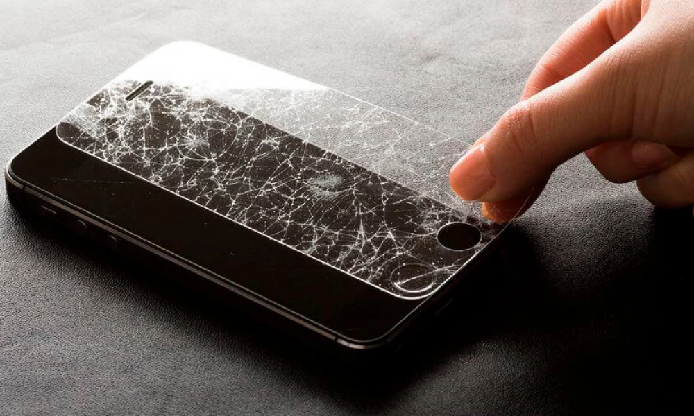 Как эффективно защитить экран смартфона от повреждений: стекло, пленка, гидрогель?