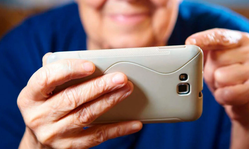 Лучшие смартфоны для пожилых людей, и что учитывать при покупке